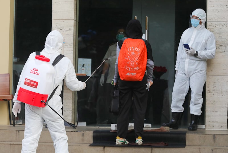 Pasien tanpa gejala Tiba di Hotel U Stay, Jakarta, Senin (28/9/20). untuk mengantisipasi daya tampung Rumah Sakit Darurat Wisma Atlet yang semkain padat, Pemerintah menyiapkan sejumlah hotel untuk melakukan isolasi mandiri bagi pasien OTG. FOTO : FEDRIK T - Image