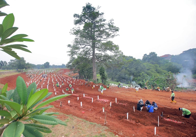 Suasana pemakaman Covid-19 di lahan yang baru dibuka di TPU Pondok Rangon, Jakarta, Selasa (29/09/2020). TPU Pondok Rangon menyediakan lahan perluasan terakhir seluas 4000 meter persegi dan sudah mulai di gunakan untuk pemakaman umat Kristen. Hanung Hamba - Image