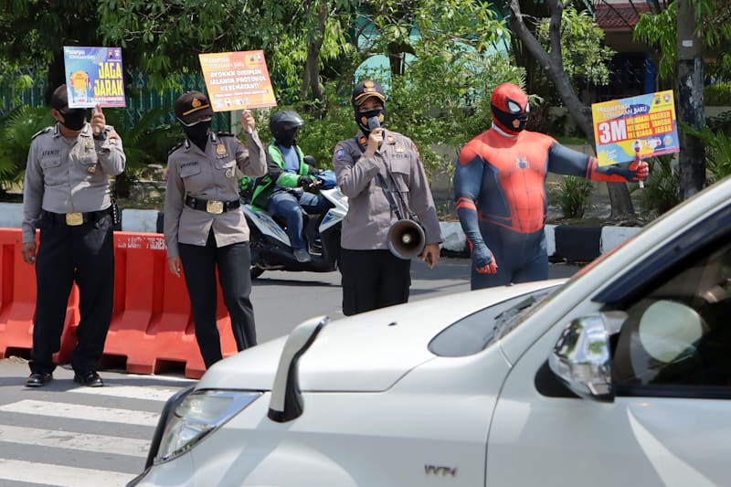 Beraksi - Sejumlah petugas Polisi bersama Spiderman tengah membagikan Maklumat Kapolri serta melakukan aksi sosialisasi protokol kesehatan serta budaya 3M (memakai masker, mencuci tangan, menjaga jarak) di kawasan Manahan, Rabu (30/9). Kegiatan ini dila - Image