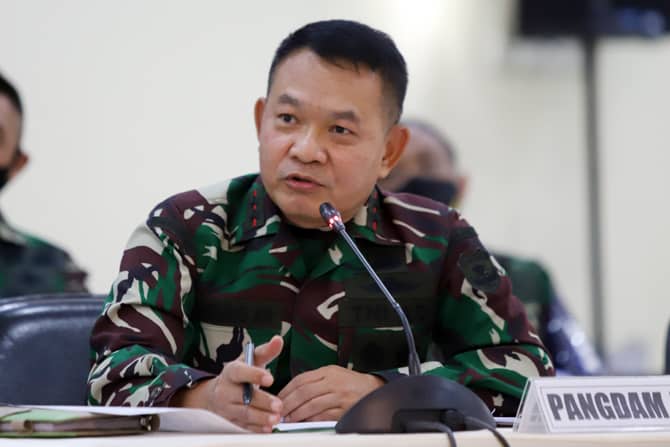 Pangdam Jaya Mayjen TNI Dudung Abdurachman dalam konferensi pers di Markas Puspom AD di Gambir, Jakarta Pusat, Kamis (3/9/2020). Dalam kasus penyerangan di Ciracas, POM AD menetapkan 29 tersangka yang semuanya adalah prajurit TNI AD dari berbagai satuan t - Image