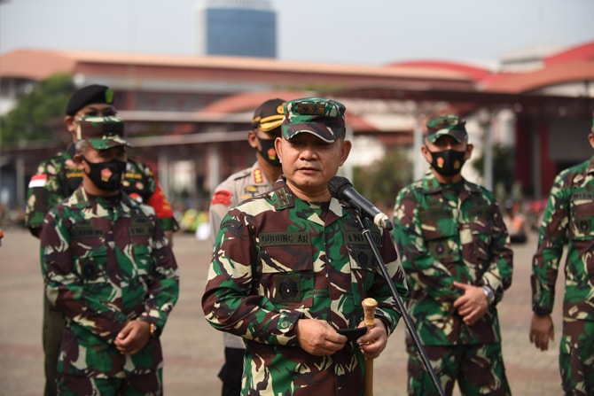 Pangdam Jaya/Jayakarta Mayjen TNI Dudung Abdurachman memimpin apel Gelar Pasukan Pembantu Penegakan Protokol Kesehatan COVID-19 Berbasis Komunitas (Ormas) di JIExpo Kemayoran, Jakarta, Senin (14/9/2020). Gelar pasukan tersebut untuk mengawasi pelaksanaan - Image