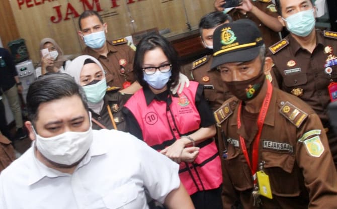 Tersangka kasus suap pengurusan pengajuan fatwa Mahkamah Agung (MA) untuk membebaskan Djoko Tjandra, Pinangki Sirna Malasari berada di dalam kendaraan usai menjalani pemeriksaan di gedung Bundar, Kejaksaan Agung, Jakarta, Rabu (2/9/2020). Kejaksaan Agung - Image