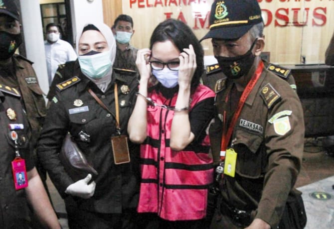 Tersangka kasus suap pengurusan pengajuan fatwa Mahkamah Agung (MA) untuk membebaskan Djoko Tjandra, Pinangki Sirna Malasari berada di dalam kendaraan usai menjalani pemeriksaan di gedung Bundar, Kejaksaan Agung, Jakarta, Rabu (2/9/2020). Kejaksaan Agung - Image