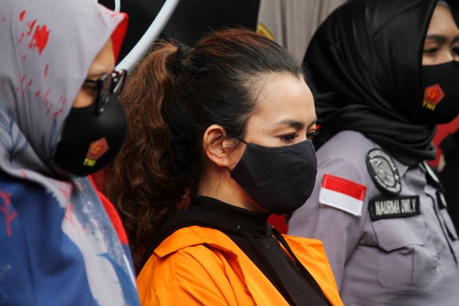 Penyanyi Reza Artamevia dihadirkan saat rilis yang digelar di Direktorat Reserse Narkoba Polda Metro Jaya pada Minggu (6/92020). Pihak Kepoisian menangkap Penyanyi Reza Artamevia atas kasus dugaan penyalahgunaan narkoba. Dari penangkapan tersebut polisi m - Image