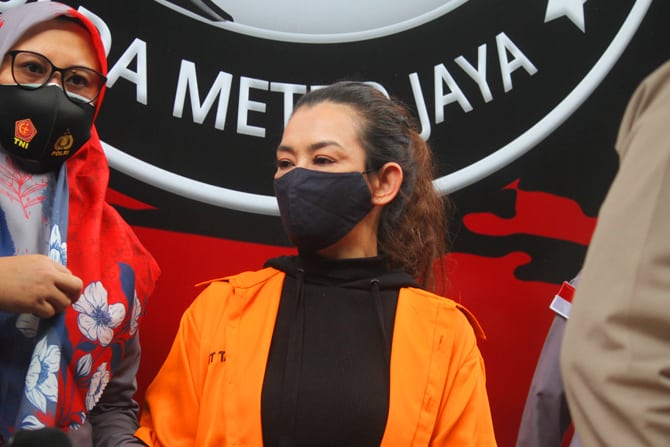 Penyanyi Reza Artamevia dihadirkan saat rilis yang digelar di Direktorat Reserse Narkoba Polda Metro Jaya pada Minggu (6/92020). Pihak Kepoisian menangkap Penyanyi Reza Artamevia atas kasus dugaan penyalahgunaan narkoba. Dari penangkapan tersebut polisi m - Image