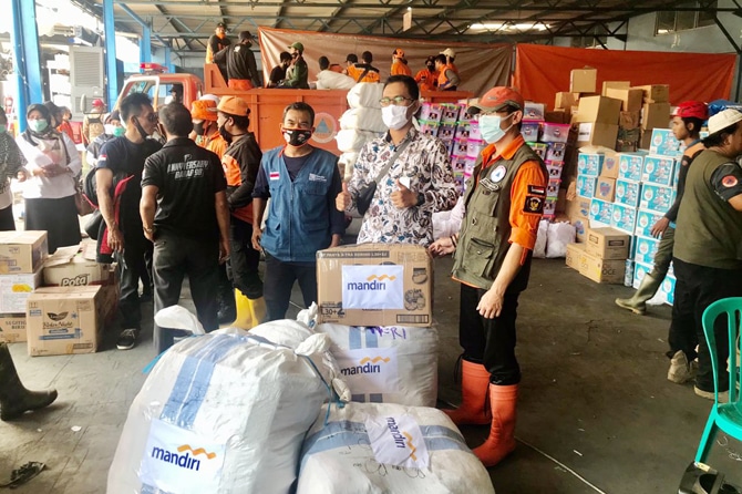 Bank Mandiri menyalurkan bantuan berupa kebutuhan sandang bagi korban banjir bandang di Kecamatan Cicurug, Sukabumi Jawa Barat. Bantuan yang diberikan berupa pakaian wanita/pria dewasa, baju hangat, pakaian anak, pakaian balita/bayi, perlengkapan bayi di - Image