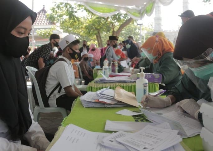 Sejumlah santri Pondok Pesantren Tebuireng diperiksa kesehatan di Jombang, Jawa Timur, pada Senin (31/8). Istimewa/Antara - Image