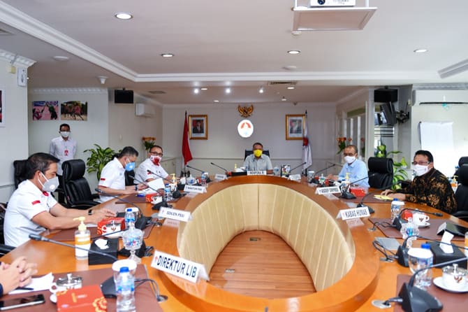 Menpora RI Zainudin Amali bersama Ketua Umum PSSI Mochamad Iriawan, Direktur Utama PT Liga Indonesia Baru (LIB), Akhmad Hadian Lukita melakukan rapat terkait perkembangan kompetisi persepakbolaan. Kemenpora mengapresiasi sikap dari Ketua Umum PSSI dengan - Image