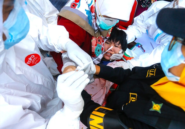AKSI MASAL: Warga mengikuti swab test yang digelar pemkot di Jalan Dinoyo, Kamis (17/9). Pemkot mengadakan uji swab gratis bagi warga untuk mengantisipasi persebaran korona di seluruh wilayah. (Dipta Wahyu/Jawa Pos) - Image