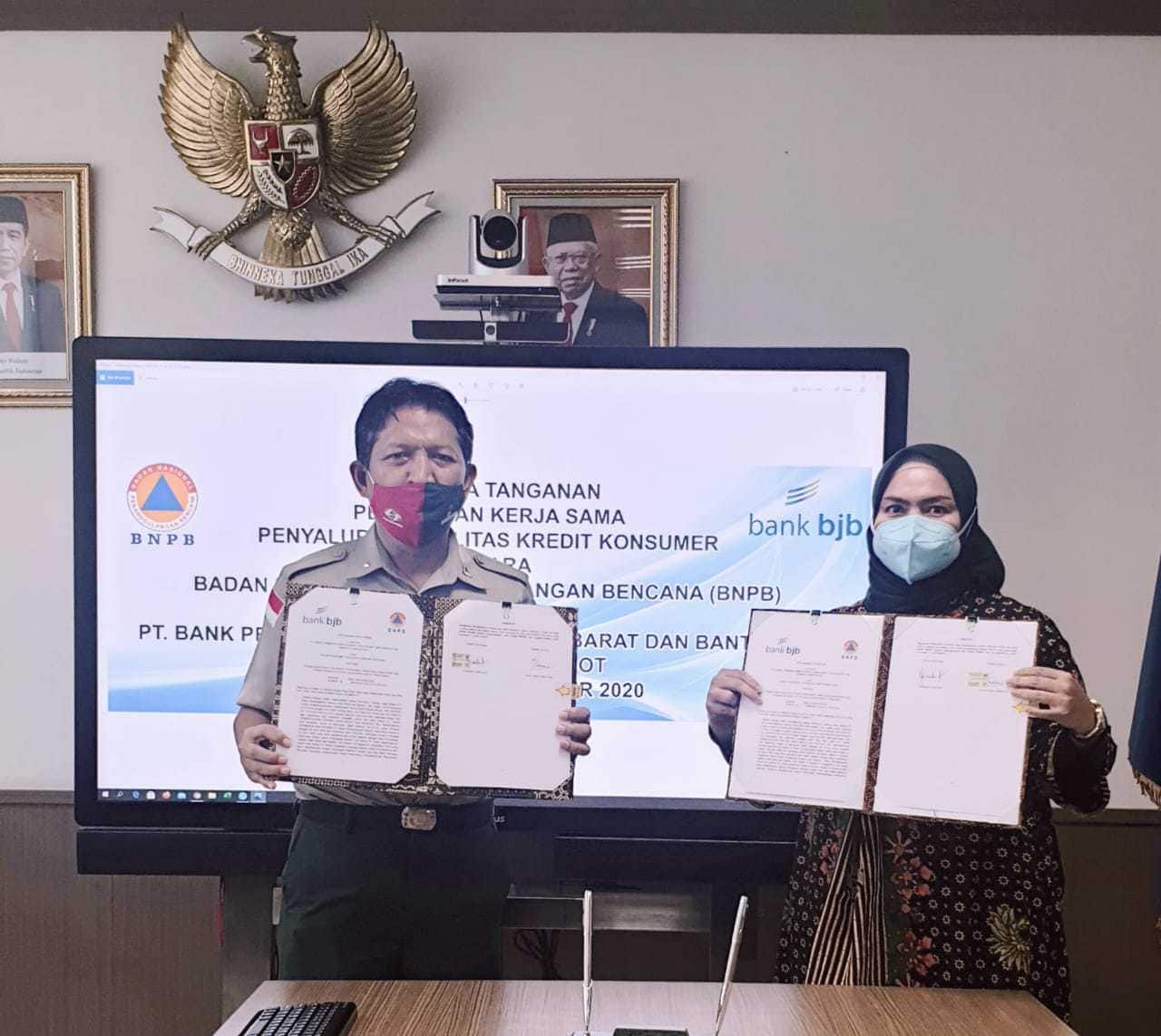 Perjanjian Kerja Sama (PKS) antara bank bjb dengan BNPB ditandatangani Pemimpin bank bjb KC Daan Mogot Faridha Siregar dengan Kepala Biro Keuangan BNPB Pusat Tavip Joko Prahoro di Jakarta, Selasa (22/9). - Image
