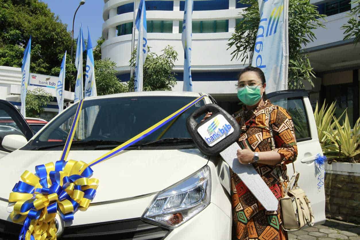 Hadiah 1 unit mobil Daihatsu Sigra diberikan melalui mekanisme undian kepada nasabah dengan nomor 082161883xxx dari bank bjb Kantor Cabang Pembantu (KCP) Pangleseran, Kabupaten Sukabumi, Yulinda Sari Lontoh. - Image