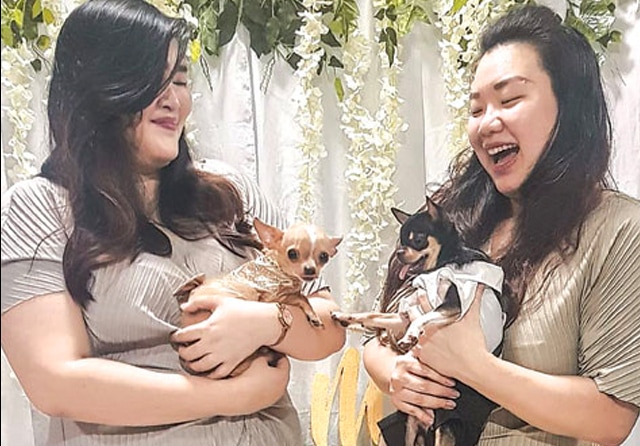 MISI PERJODOHAN BERHASIL: Yoannita Wendy Hidayat (kanan) menggen- dong My Milo dan Vannetia Mutiara Tjiasmanto yang menggendong Momo Ashley akhirnya jadi besan setelah menikahkan anak bulu mereka. (Yoannita for Jawa Pos) - Image