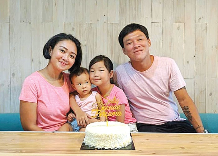 MAKIN BAHAGIA: Cici Panda bersama keluarga di kediamannya di Jimbaran (DOK. PRIBADI) - Image