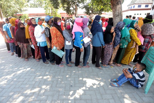 Ribuan warga antre untuk mendapatkan dana Bantuan Sosial Tunai (BST) tahap enam di kantor Kecamatan Jetis, Mojokerto, Jawa Timur, Jumat (18/09/2020). Jumlah warga penerima manfaat bantuan sosial di kabupaten Mojokerto mencapai 37.934, nanum cara pengambil - Image