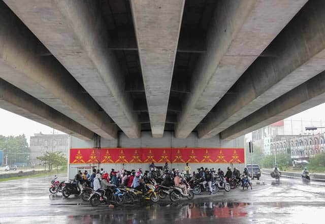 Berteduh : Sejumlah pengendara berteduh dibawah Jembatan Layang Jalan Soekarno Hatta Pekanbaru, Kamis (3/9/2020). Kondisi cuaca yang mulai memasuki musim penghujan mengharuskan pengendara untuk lebih mempersiapkan kelengkapan berkendara saat hujan. ft : E - Image