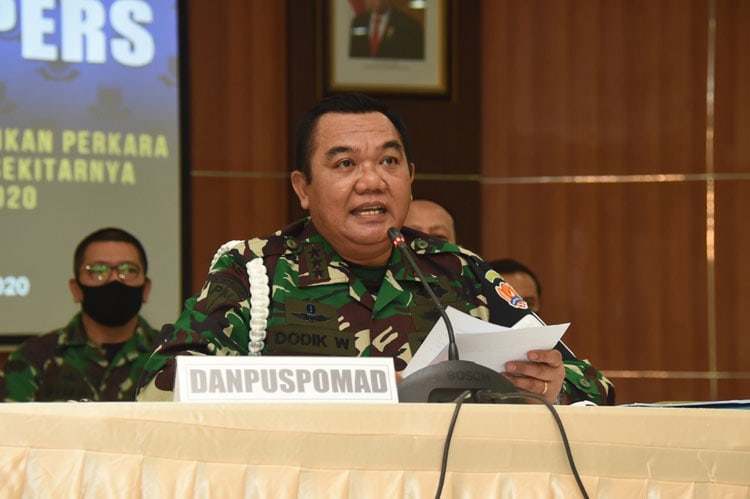 HASIL PENYIDIKAN: Danpuspomad Letjen Dodik Wijanarko menjelaskan proses hukum para pelaku insiden di Jakarta Timur akhir bulan lalu, kemarin (9/9). (SYAHRUL YUNIZAR/JAWA POS) - Image