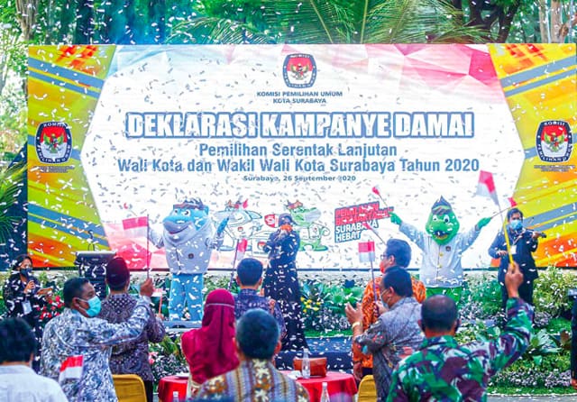SEMARAK: Suasana deklarasi kampanye damai Pilwali Surabaya 2020 kemarin (26/9). Dua kandidat cawali dan cawawali sudah terikat aturan-aturan kampanye. (Alfian Rizal/Jawa Pos) - Image