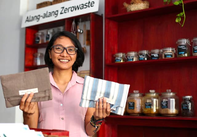 PRODUK LOKAL KARYA UMKM: Eva Bachtiar menunjukkan beberapa. (Robertus Risky/Jawa Pos) - Image