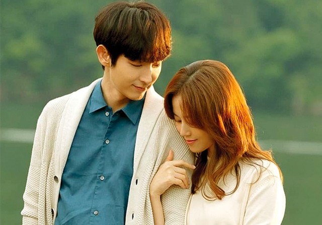 KAYA TWIST: Lee Joon-gi dan Moon Chae-won dipertemukan kembali dalam drakor Flower of Evil. Mereka dikisahkan memiliki putri lucu yang diperankan artis cilik Jung Seo-yeon. (TVN via Naver) - Image