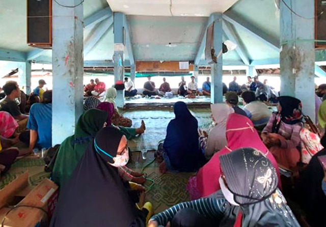 KONSOLIDASI LAGI: Ratusan warga dari tiga kelurahan berkumpul di Balai Kesusuan Lumpur untuk kembali merapatkan barisan terkait tuntutan penutupan secara resmi aktivitas bongkar muat batu bara di dermaga PT GJT. (Galih Wicaksono/Jawa Pos) - Image