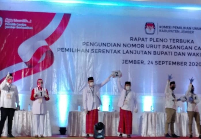 Tiga pasangan Cabup-Cawabup Jember mengangkat nomor urut yang didapatkan dalam rapat pleno terbuka, Kamis (24/9) malam. Zumrotun Solichah/Antara - Image