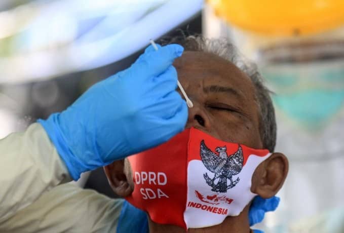 Seorang anggota dewan mengikuti tes usap Covid-19 di Gedung DPRD Sidoarjo, Jawa Timur, Rabu (26/8). Umarul Faruq/Antara - Image