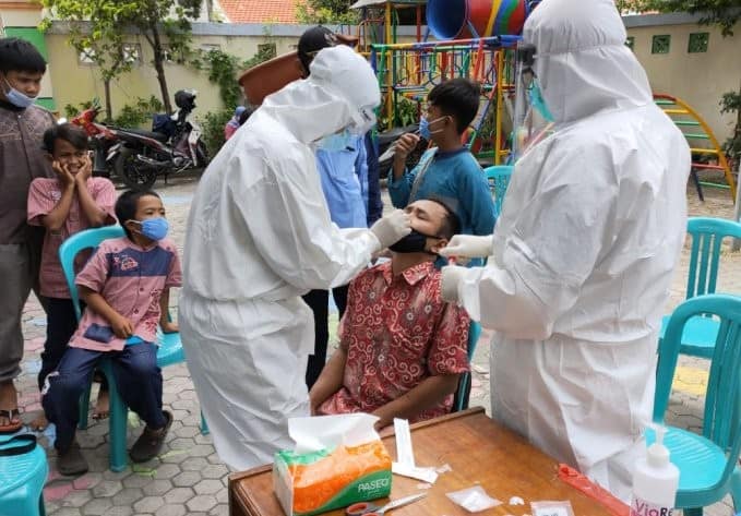 Petugas medis mengambil sampel usap hidung dalam pemeriksaan untuk mendeteksi penularan Covid-19 pada para santri di pondok pesantren di Kota Surabaya. Humas Pemkot Surabaya/Antara - Image