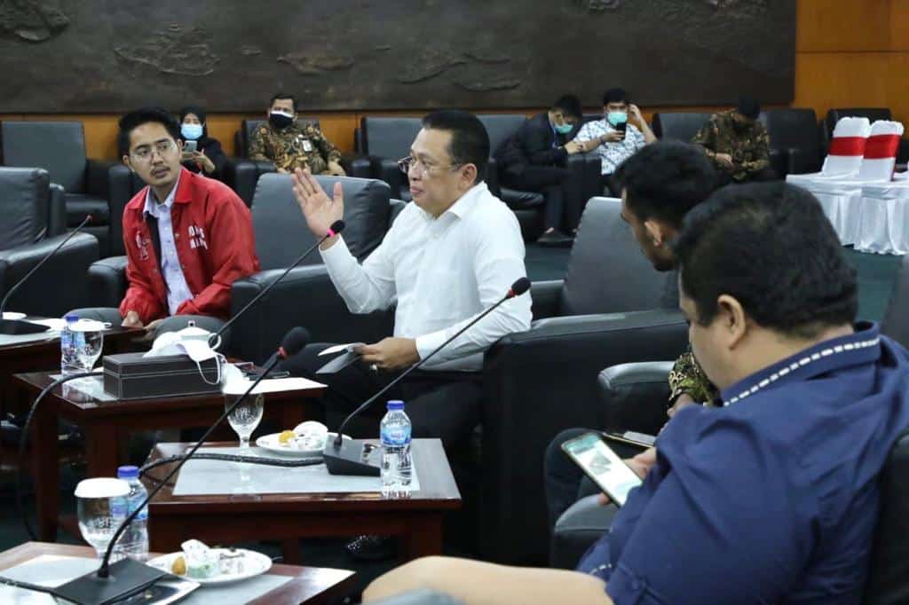 Ketua MPR RI Bambang Soesatyo (Bamsoet) saat mengisi Sosialisasi Empat Pilar MPR RI kepada Badan Koordinasi Nasional Forum Komunikasi Mahasiswa Kekaryaan (Bakornas Fokusmaker) dan Anggota BEM dari lima Universitas Jakarta secara virtual, dari Ruang Kerja - Image