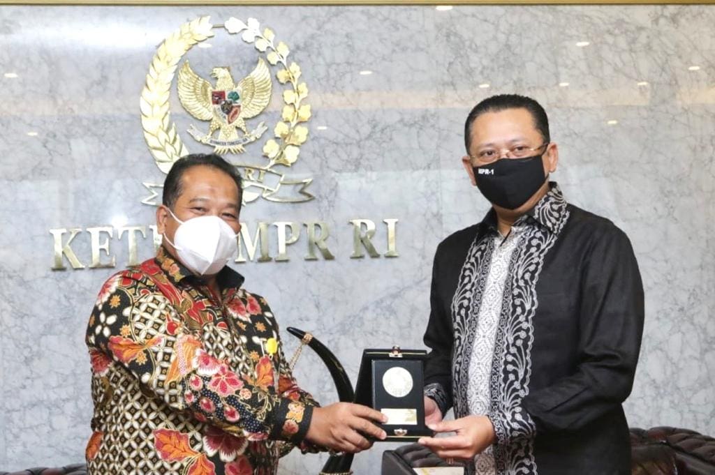 Ketua MPR RI Bambang Soesatyo saat menerima Rektor UNNES Fathur Rokhman di Ruang Kerja Ketua MPR RI, Jakarta, Senin (19/10). - Image