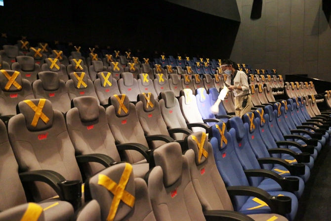 Petugas memeriksa tempat duduk di salah satu studio bioskop di Jakarta, Rabu (21/10/2020). Sejumlah bioskop di Ibu kota kembali beroperasi setelah mendapatkan izin dari Pemprov DKI Jakarta dengan jumlah penonton dibatasi maksimal 25 persen dari total kapa - Image