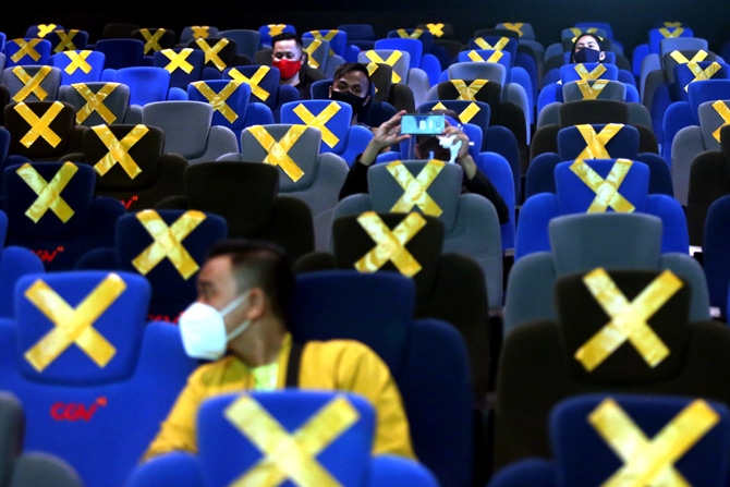 Pengunjung bersiap menonton film di salah satu bioskop di Jakarta, Rabu (21/10/2020). Sejumlah bioskop di Ibu kota kembali beroperasi setelah mendapatkan izin dari Pemprov DKI Jakarta dengan jumlah penonton dibatasi maksimal 25 persen dari total kapasitas - Image