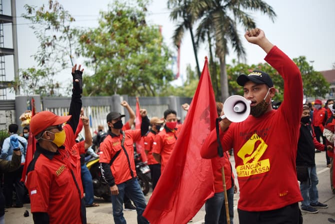 Serikat pekerja buruh dari berbagai elemen dan organisasi melakukan aksi mogok kerja di Kawasan Industri Pulo gadung, Selasa (6/10/2020). Aksi yang diikuti ratusan buruh tersebut untuk memprotes pengesahan Undang Undang Cipta Kerja oleh DPR. Foto: Dery Ri - Image