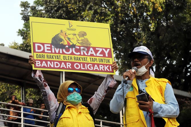 Massa melakukan unjuk rasa menolak pengesahan UU Omnibus Law Cipta Kerja di Patung Kuda, Jakarta, Rabu (28/10/2020). Dalam aksinya, mereka meminta Presiden Joko Widodo membatalkan pengesahan UU Cipta Kerja melalui Perppu. Foto: Dery Ridwansah/ JawaPos.com - Image