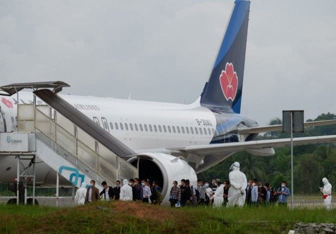 Pesawat Qingdao Airlines mengangkut TKA Tiongkok mendarat di Bandara RHF Tanjungpinang, Kepri, Jumat (2/10). Ogen/Antara - Image
