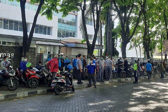 Massa demonstrasi tolak omnibus law di SIER Rungkut Industri pada Selasa (6/10). Rafika Yahya/JawaPos.com - Image
