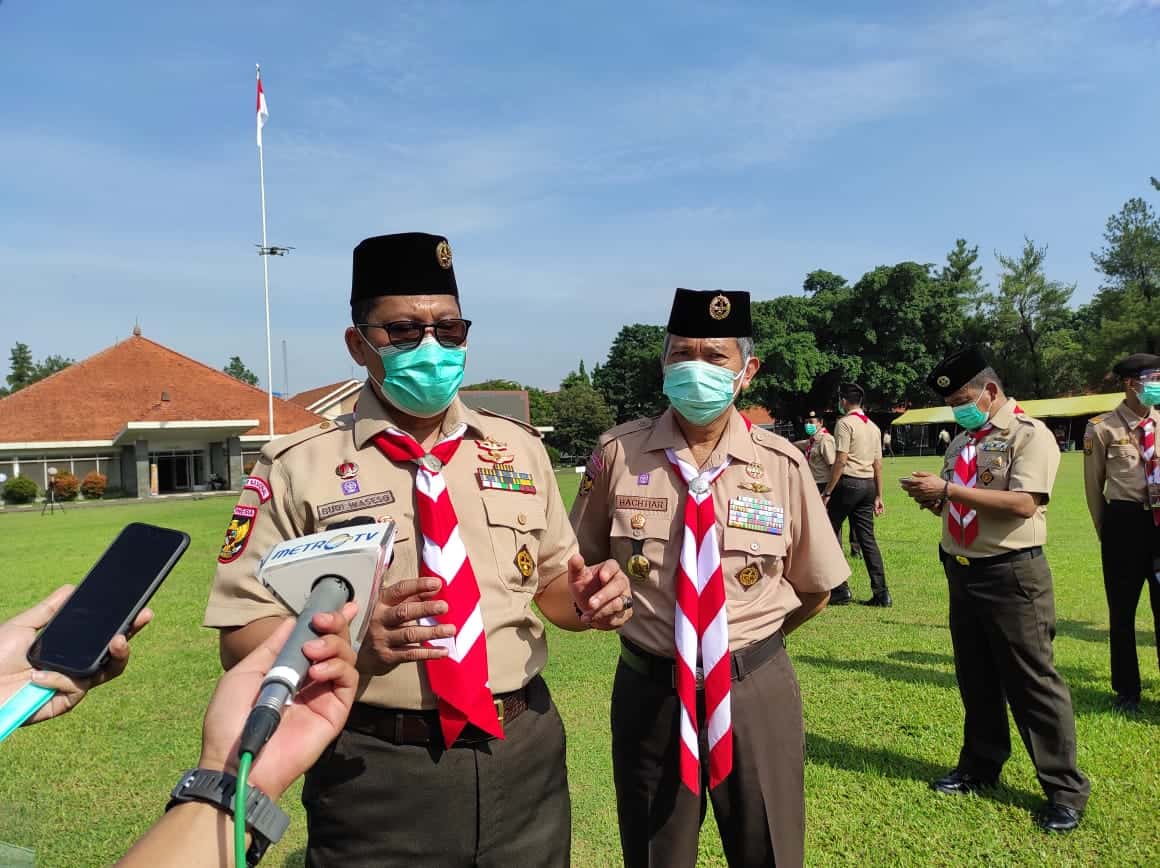 Ketua Kwartir Nasional (Kwarnas) Gerakan Pramuka Budi Waseso (kiri) di Cibubur (28/10). Foto : Dokumentasi Kwarnas Pramuka - Image