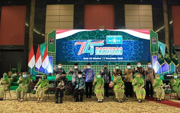 Gubernur Jatim Khofifah Indar Parawansa didampingi jajaran pengurus Muslimat NU saat pelaksanaan Rakernas pada Kamis (29/10). Humas Pemprov Jatim - Image