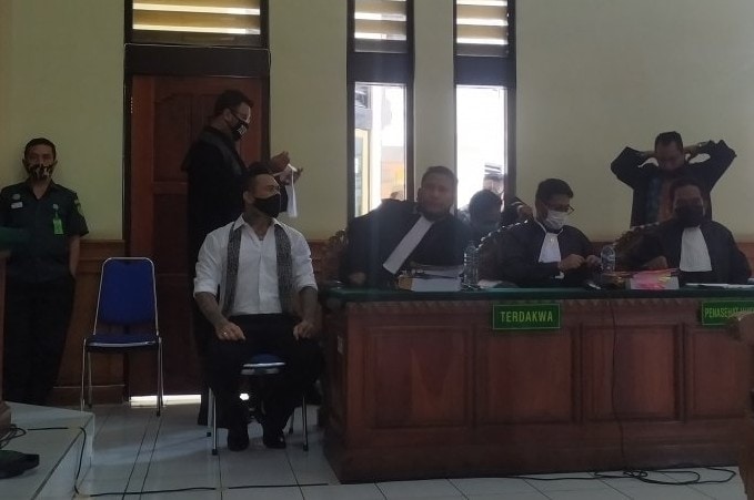 I Gede Ary Astina alias Jrx dalam ruang sidang didampingi penasehat hukumnya di PN Denpasar, Selasa (20/10). Ayu Khania Pranisitha/Antara - Image