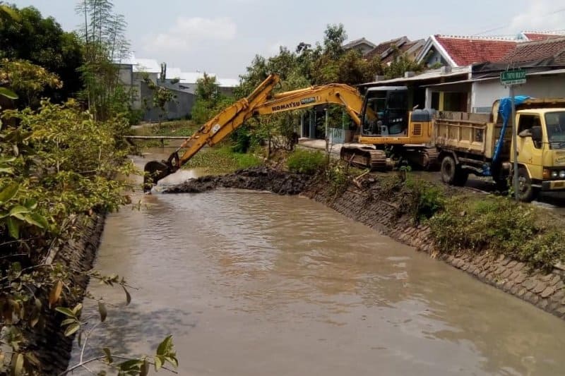 Proses pengerukan sungai dan saluran air yang dilakukan Dinas PU dan Tata Ruang Kota Madiun guna mengantisipasi bencana banjir saat musim hujan. (Antara/Diskominfo Kota Madiun) - Image