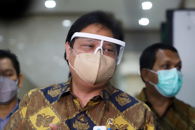 Menko Perekonomian Airlangga Hartarto saat menjawab pertanyaan wartawan usai pembahasan tingkat II RUU Cipta Kerja pada Rapat Paripurna di Kompleks Parlemen, Senayan, Jakarta, Senin (5/10/2020). Dalam rapat paripurna tersebut Rancangan Undang-Undang Cipt - Image