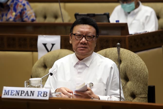 Menpan dan RB Tjahjo Kumolo berbicara saat mengikuti rapat dengar pendapat bersama Komisi II DPR RI di Kompleks Parlemen, Senayan, Jakarta, Senin (5/10/2020). Rapat tersebut membahas evaluasi pelaksanaan seleksi CPNS 2019 di tengah pandemi Covid-19. Foto: - Image