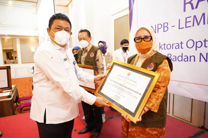 Penghargaan BNPB kepada bank bjb diberikan kepada Direktur Konsumer & Ritel bank bjb Suartini bertempat di Hotel Grand Savero, Bogor, Jawa Barat, Selasa (13/10). - Image