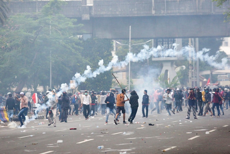 Suasana bentrok pada demo tolak Undang-Undang Cipta Kerja di Jakarta, Selasa (13/10/2020).FOTO:MIFTAHULHAYAT/JAWA POS - Image