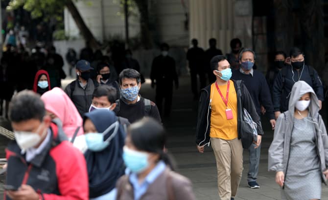Pejalan kaki melintas di Terowongan Kendal, Stasiun Sudirman, Jakarta, Senin (26/10/2020). Pemerintah Provinsi (Pemprov) DKI Jakarta memperpanjang kembali Pembatasan Sosial Berskala Besar (PSBB) selama 14 hari hingga 8 November 2020. Keputusan tersebut di - Image