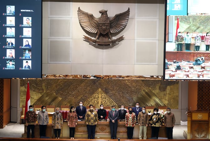 Menko Perekonomian Airlangga Hartarto (kelima kiri) bersama Menkumham Yasonna Laoly (kelima kanan), Menteri Keuangan Sri Mulyani (keempat kiri), Mendagri Tito Karnavian (keempat kanan), Menaker Ida Fauziyah (ketiga kiri), Menteri ESDM Arifin Tasrif (ketig - Image
