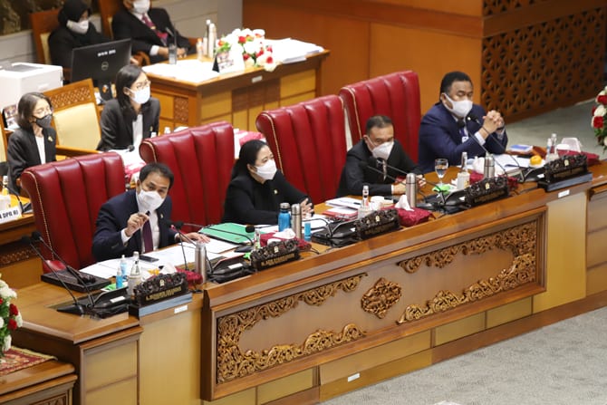 Ketua DPR, Puan Maharani didampingi Wakil Ketua DPR, Azis Syamsuddin dan Wakil Ketua, DPR Rachmat Gobel dan Wakil Ketua DPR, Sufmi Dasco Ahmad dalam Sidang Paripurna DPR RI di Fedung Nusantara, Kompleks Parlemen, Senayan, Jakarta, Senin (5/10/2020). Dalam - Image
