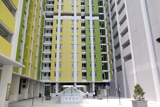 Warga beraktifitas di kawasan Rumah Susun Pasar Rumput, Jakarta, Rabu (21/10/2020). Perumda Pasar Jaya bersama Pemprov DKI Jakarta masih menggodok alokasi penerima manfaat Rusun Pasar Rumput, termasuk konsep kepemilikan apakah menjadi rumah susun sederhan - Image