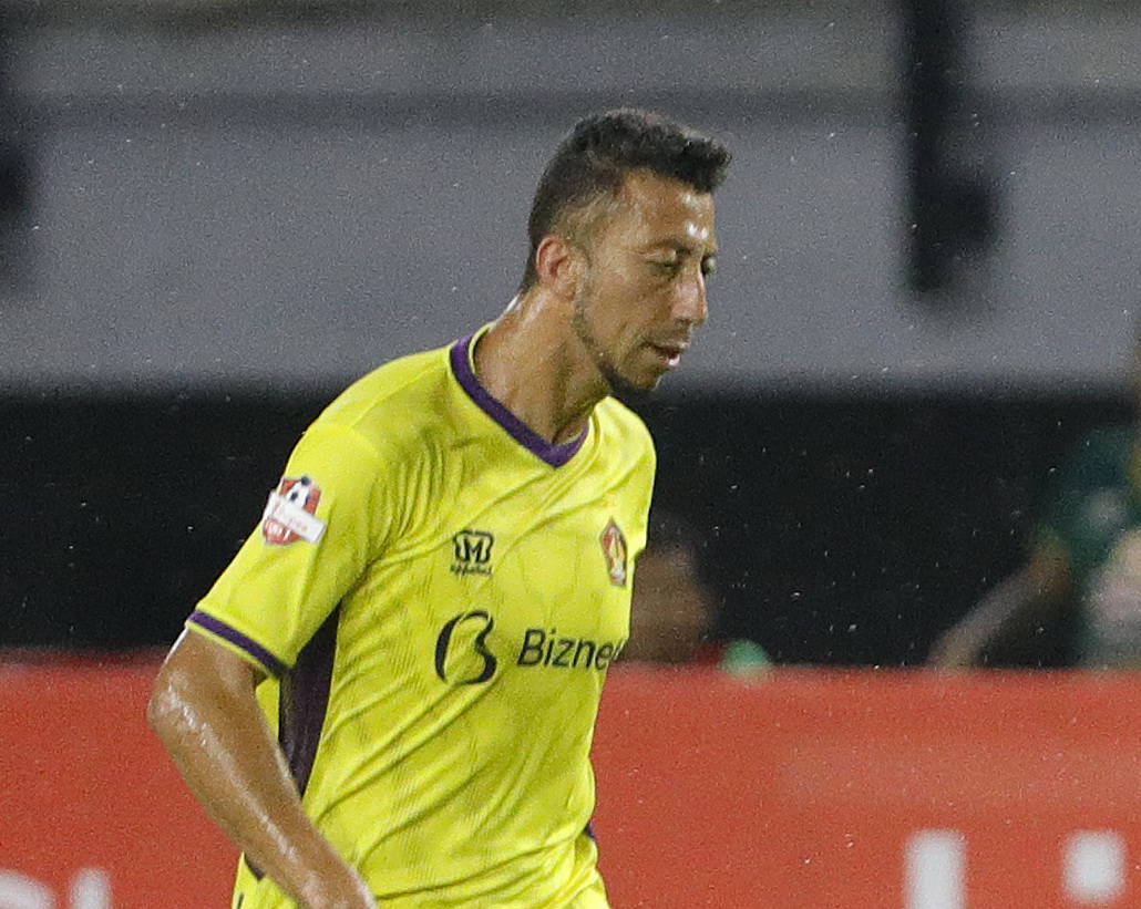 Jefferson Alves Oliveira, pemain Persik saat bertanding melawan Persebaya di Stadion Gelora Bung Tomo, Surabaya (29/2). FOTO: Angger Bondan/Jawa Pos - Image