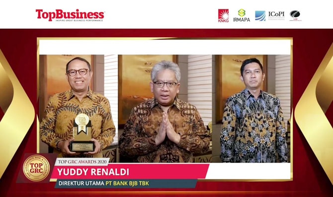 Direktur Utama bank bjb Yuddy Renaldi, Direktur Kepatuhan bank bjb Agus Mulyana dan Pemimpin Divisi Corporate Secretary bank bjb Widi Hartoto menerima penghargaan Top GRC Award 2020 & GRC Summit 2020 yang diselenggarakan secara online pada Kamis (15/10). - Image