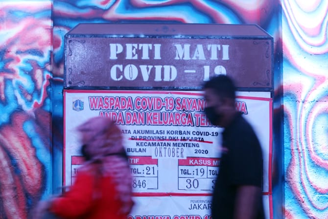 Pejalan kaki melintasi di Tugu Peringatan Bahaya Covid-19 di terowongan Kendal di Kawasan Stasiun Sudirman, Jakarta, Selasa (27/10/2020). Juru Bicara Satgas Penanganan Covid-19 Wiku Adisasmito menyampaikan angka kematian pasien corona mengalami kenaikan 1 - Image